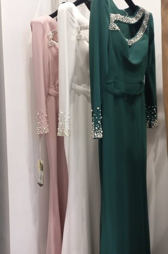 فستان سهرة كريب مُزين باللؤلؤ