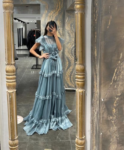 فستان طويل مع بروش