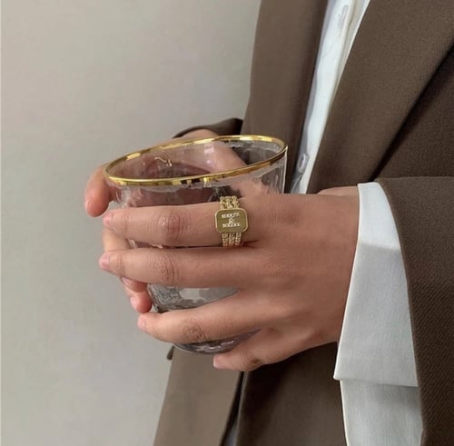 خاتم بالحرف ذهبي