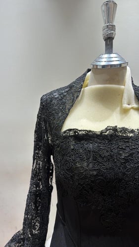 فستان تصميم R BOUTIQUE طلب مسبق لون اوفوايت