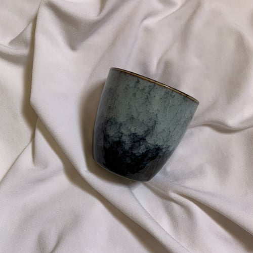 كوب فخار مُلَبَّد .