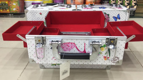 ‏شنطة مكياج فاضية وسط ثلاثة ألوان سعر الحبة