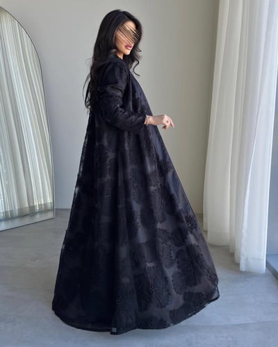 عباية تُل مزينة بلؤلؤ اسود نص كلوش