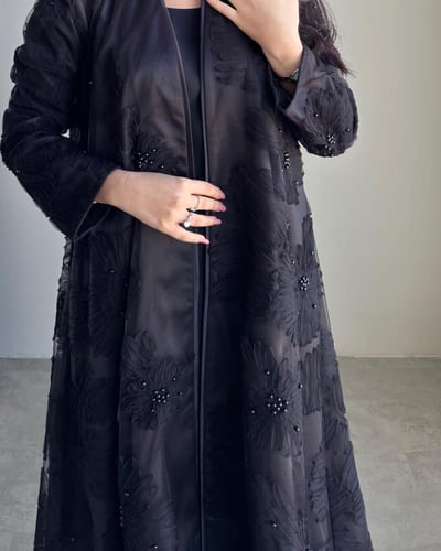 عباية تُل مزينة بلؤلؤ اسود نص كلوش