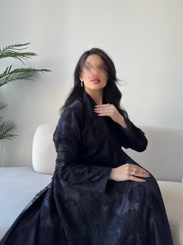 عباية تُل مزينة بلؤلؤ اسود نص كلوش