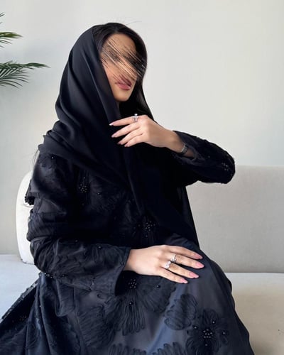 عباية تُل مزينة بلؤلؤ اسود نص كلوش