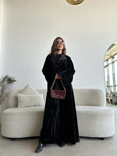 عباية سوداء مخمل
