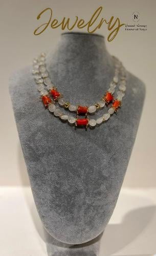 عقد بالاحجار الكريمه مع تعليقه مطليه بالذهب بالوان...