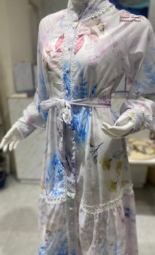 فستان طباعة ورد بحزام - بيت نايا