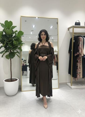 فستان بني ساتان مع كارديغان قطيفة