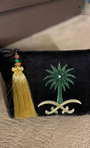 شنطه كلتش مخمل بتطريز خيط قصب شعار مملكتنا الحبيبه...