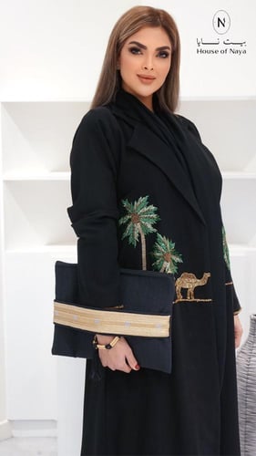 عبايه كريب فاخر بتطريز يدوي للنخل