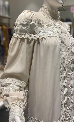 فستان دانتيل بحزام - لون بيج فقط