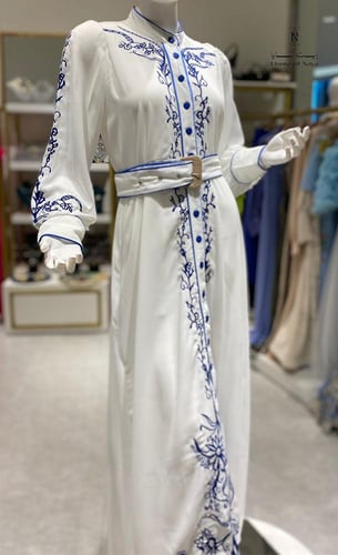 فستان ابيض بتطريز كحلي مع حزام - بيت نايا