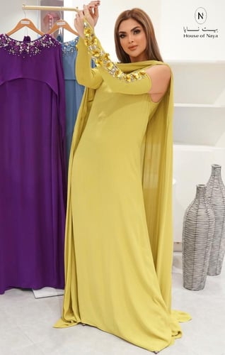 فستان كريب فرنسي بقبة مدورة مرصع بالكريستال - بيت...