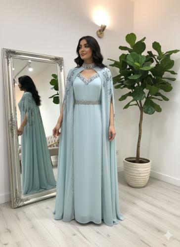 ثوب ازرق مع كيب و حزام مزين بالكريستال الفاخر