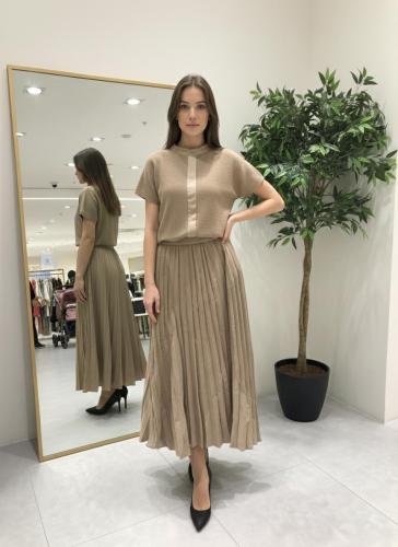 طقم قطعتين بلوزة و تنورة بالون البيج , التنورة مزي...