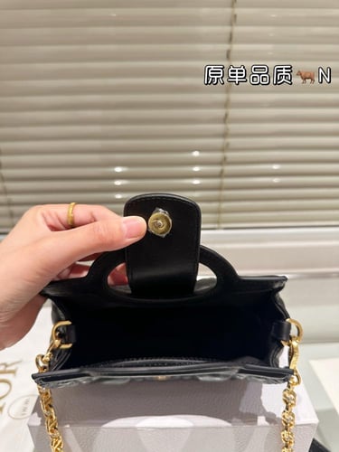 Jolie Top Handle 18.5* 13