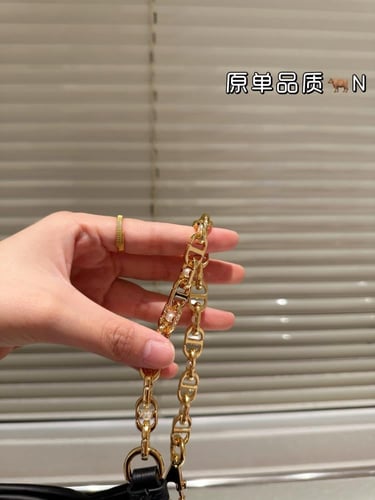 Jolie Top Handle 18.5* 13