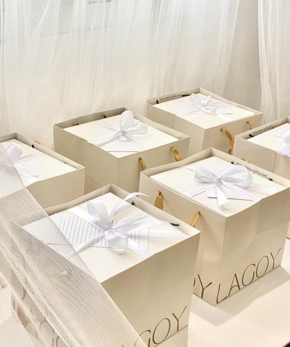 بوكس الورد مع سلسال الفراشة