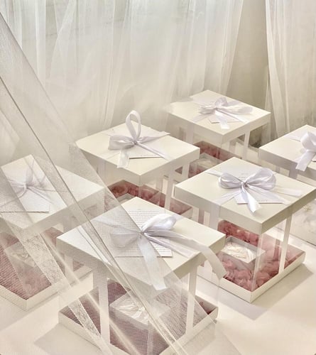 بوكس الورد مع سلسال باللون الذهبي