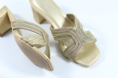 شبشب بكعب عريض فصوص