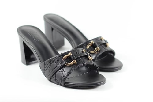 شبشب بكعب عريض