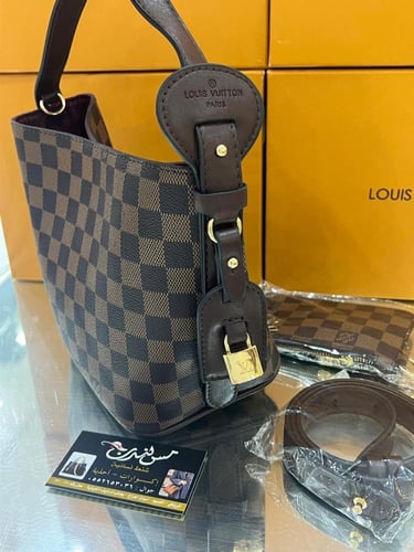 شنطة وسط بني مربعات 6928