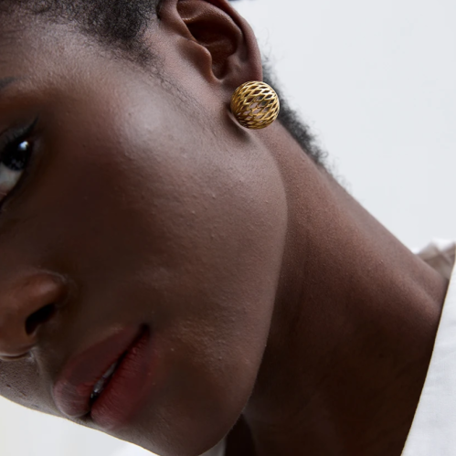 حلق موديل 004 متوفر باللونين ذهبي او فضي من الستان...