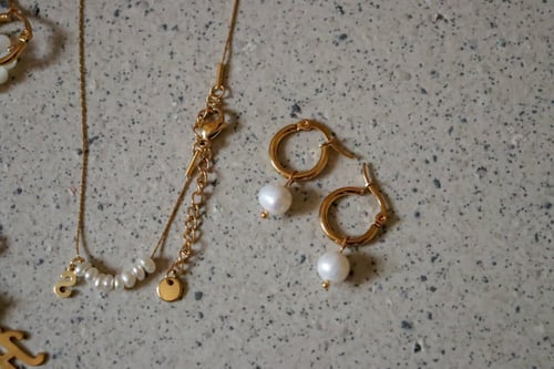 أقراط الين الذهبية من اللؤلؤ الزراعي و الستانلس ست...