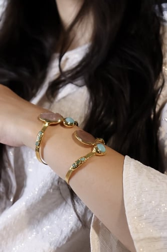 اسوارة أنيقة من النحاس المطلي بالذهب ومزين بالأحجا...