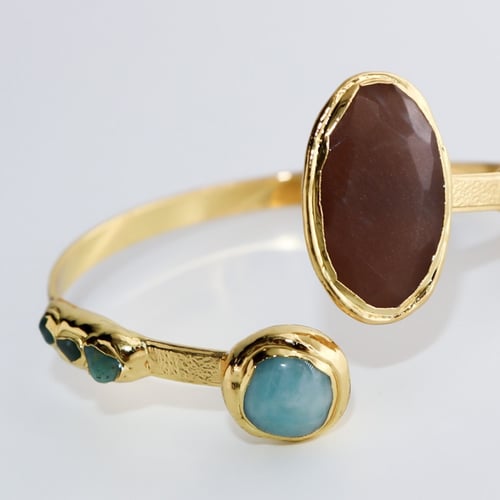 اسوارة أنيقة من النحاس المطلي بالذهب ومزين بالأحجا...