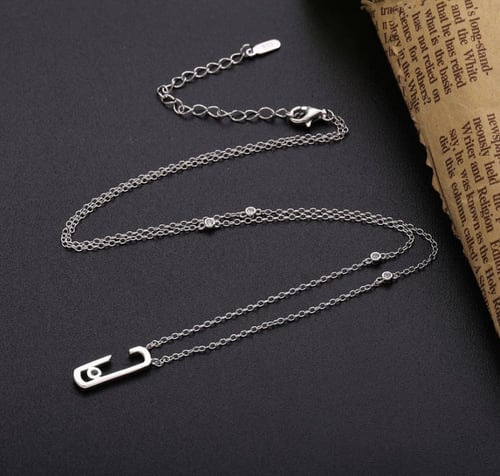 سلسلة بتصميم ميسيكا مزينة بـالفصوص وفص ثابت من الف...