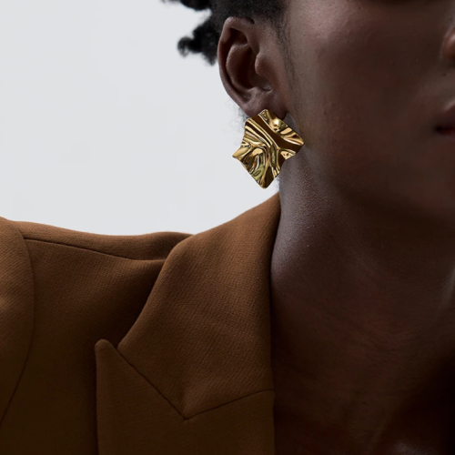 حلق موديل 010 متوفر باللونين ذهبي او فضي من الستان...