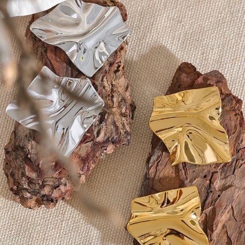 حلق موديل 010 متوفر باللونين ذهبي او فضي من الستان...