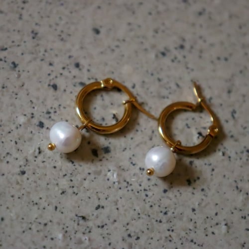 أقراط الين الذهبية من اللؤلؤ الزراعي و الستانلس ست...