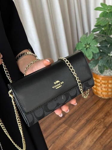 شنطة كتف صغيرة COACH – تصميم مونوغرام بسلسلة ذهبية