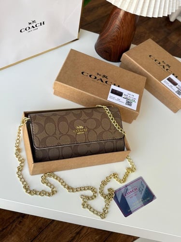 شنطة كتف صغيرة COACH – تصميم مونوغرام بسلسلة ذهبية