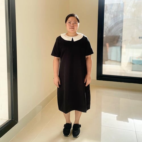 فستان تقديم للمناسبات انيق باللون الاسود وياقة بيض...