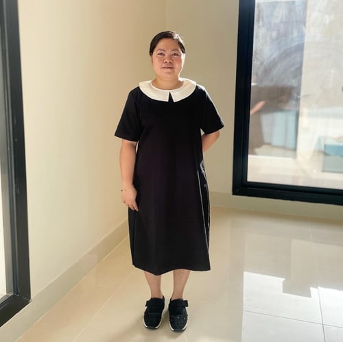 فستان تقديم للمناسبات انيق باللون الاسود وياقة بيض...