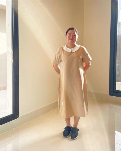 فستان تقديم للمناسبات انيق باللون البيج وياقة بيضا...