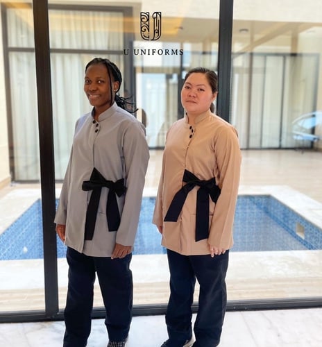 طقم يونيفورم ربط رمادي واسود(على اليسار)