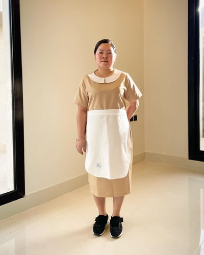 فستان تقديم للمناسبات انيق باللون البيج وياقة بيضا...