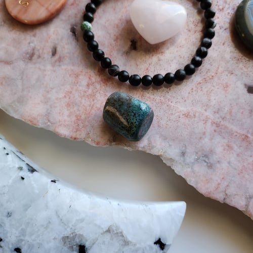 إسوارة المحبة والجمال من حجر الجاسبر الأسود المنقط...