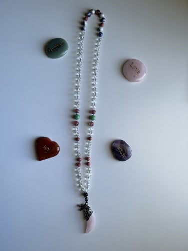 عقد حجر الكلير كوارتز Clear Quartz مع تعليقة الروز...