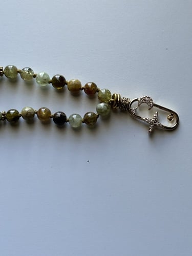 عقد حجر القارنِت الأخضر النادر Green Garnet