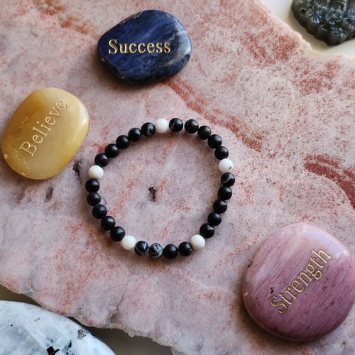 إسوارة الجمال والبهاء من حجر الجاسبر الأسود المنقط...