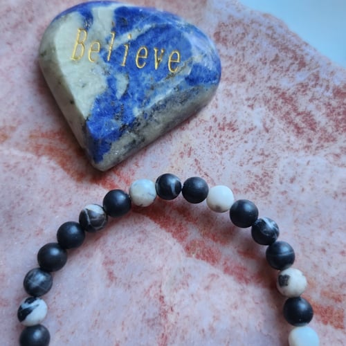 اسوارة الجمال والبهاء من حجر الجاسبر الأسود المنقط...