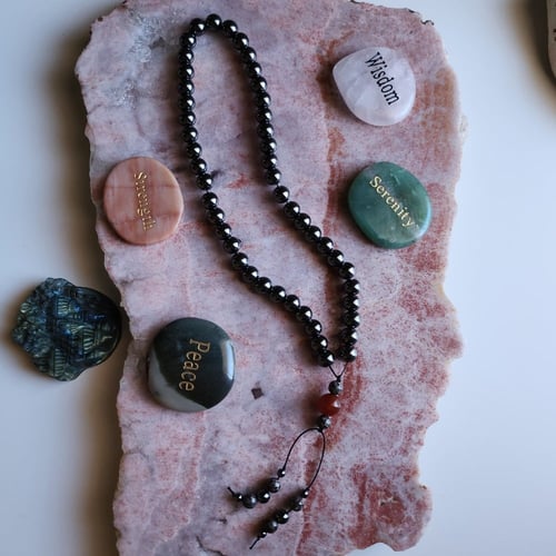 سبحة حجر الهيماتايت الفاخرة Hematiteو الكرنيلين ال...