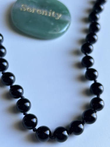 عقد حجر الجِت Jet الفاخر